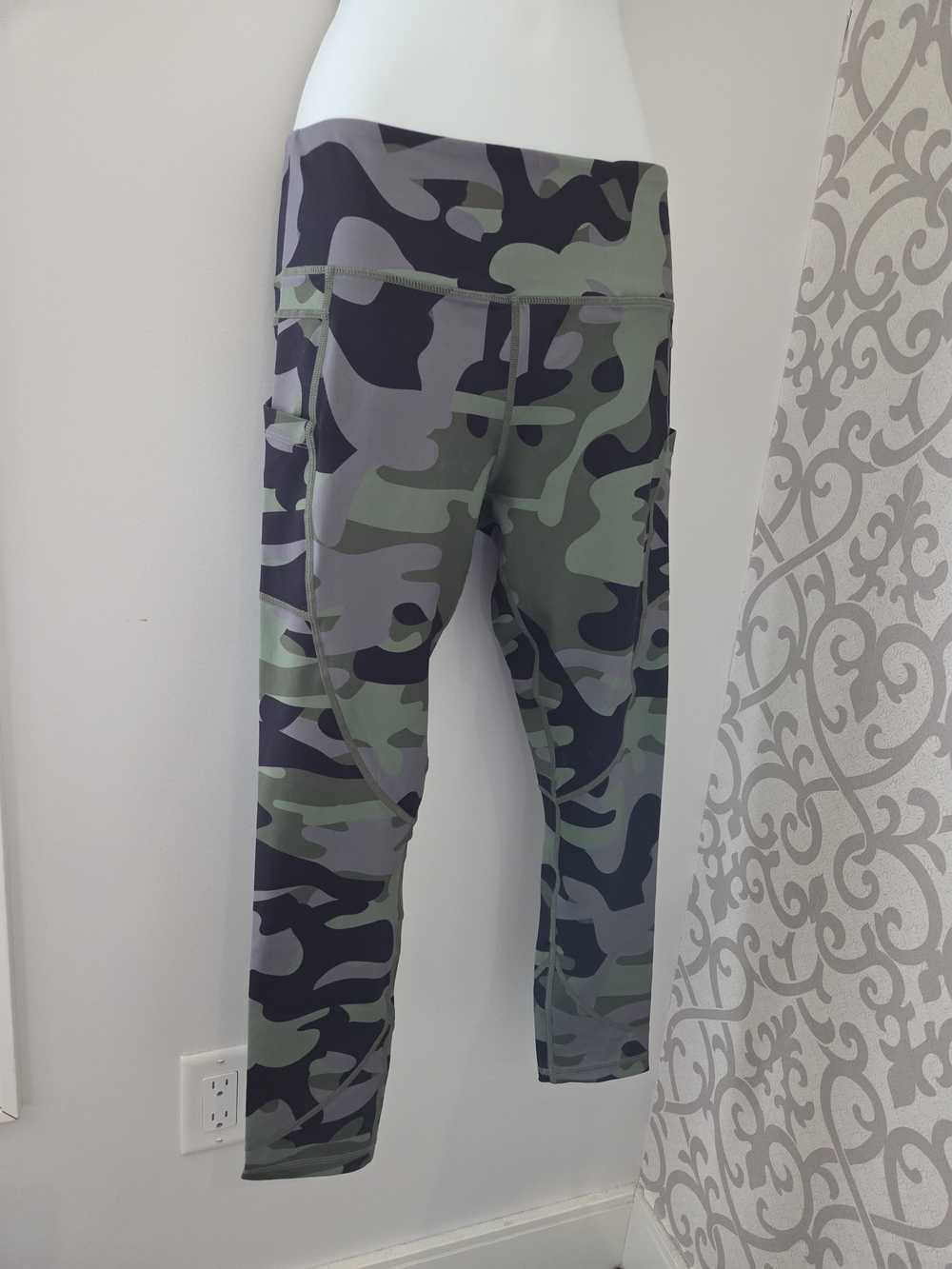 ZYIA Camo Print Active Leggings with Side Pockets LNT 8-10